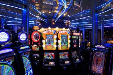 Hood vs Wolf live-dealer table at jp77, showing card layout and dealer interface